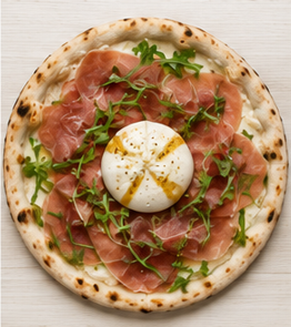 Pizza garnie de burrata, jambon de Parme et roquette, sur assiette