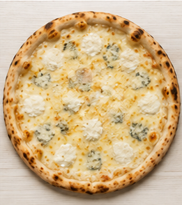 Pizza aux quatre fromages fondants, sur assiette