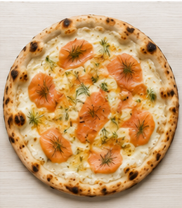 Pizza au saumon fumé, crème fraîche et aneth, sur assiette